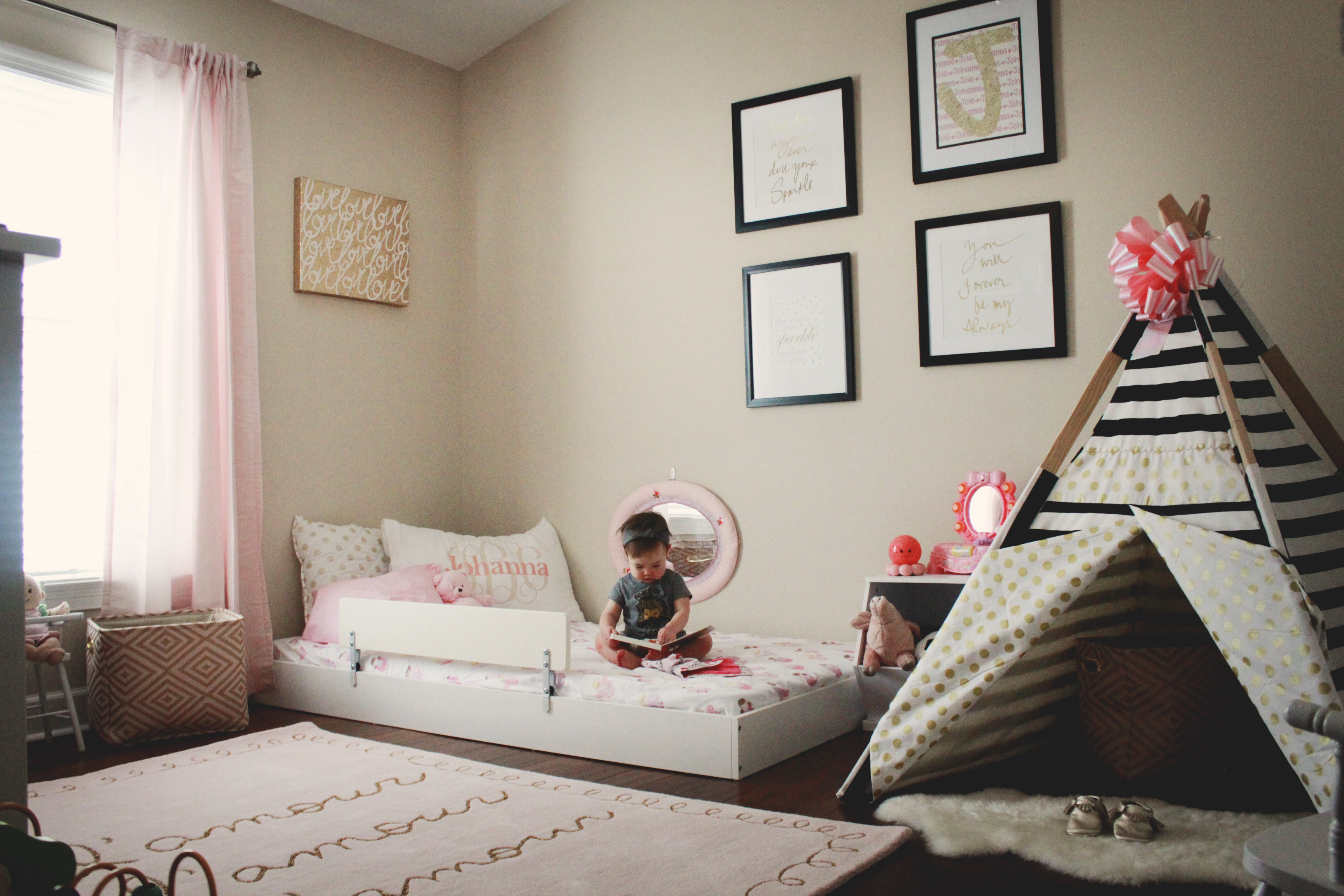 Creating the perfect Montessori Style Big Girl Bedroom! Check out an in depth look at the perfect girl room from Florida Motherhood blogger, Oh Happy Play! 