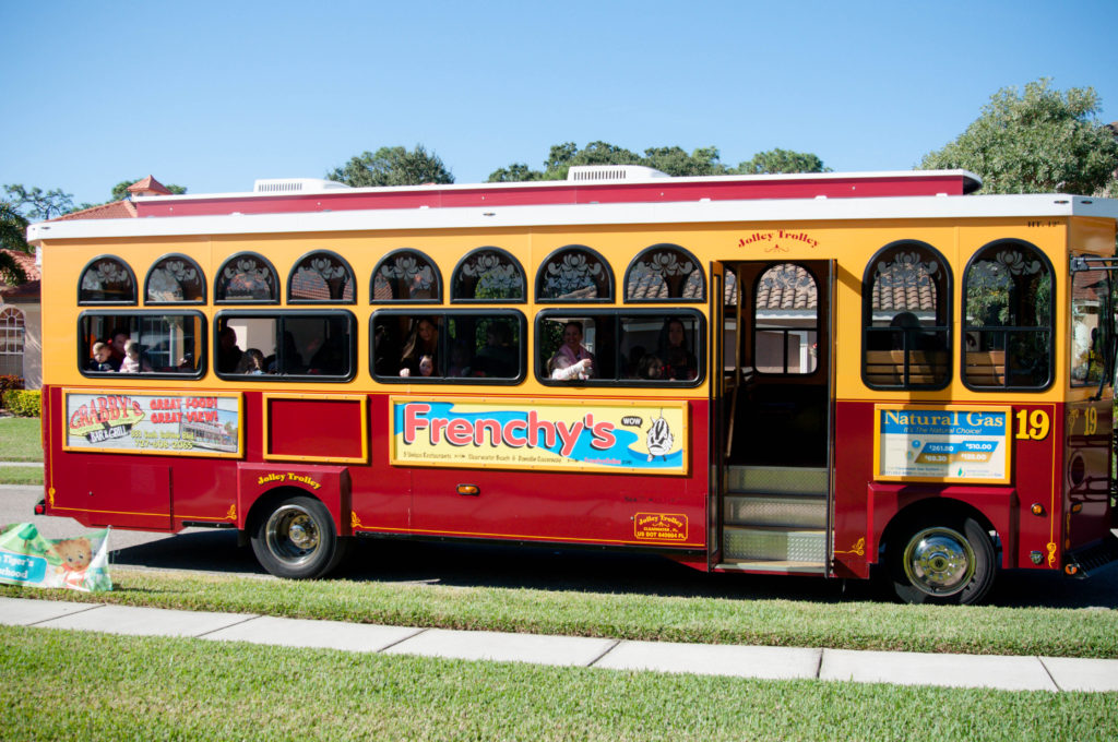 Oh Happy Play, a Florida Motherhood blogger shares the best Daniel Tiger Themed 3rd Birthday Party! Check it out and see how to recreate it!