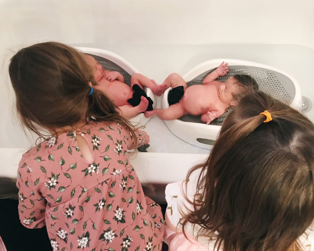 Get an in depth look at life with twins with this twins sleep schedule from Florida motherhood blogger, Oh Happy Play. Check it out! 