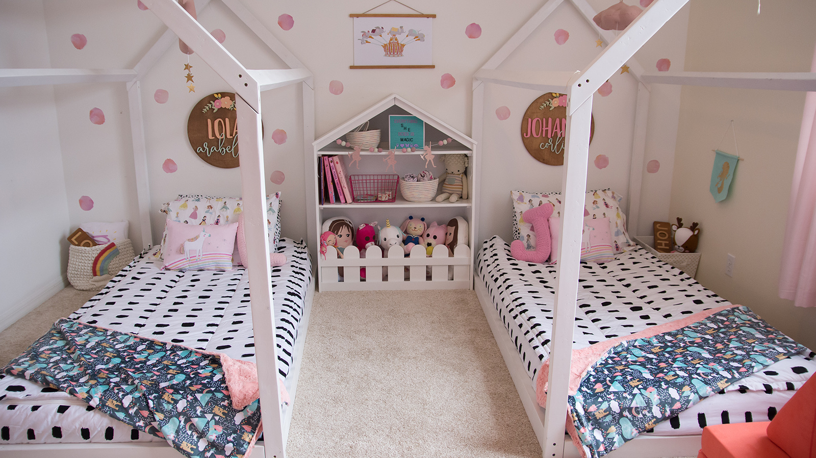Florida Motherhood blogger, Oh Happy Play, shares the Ultimate Fairytale Inspired Shared Bedroom. The girls’ fairytale inspired shared bedroom is easy to create!