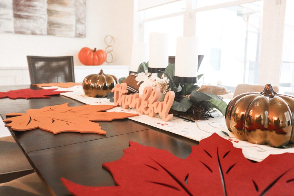 Friendsgiving decor, simple thanksgving tablescape