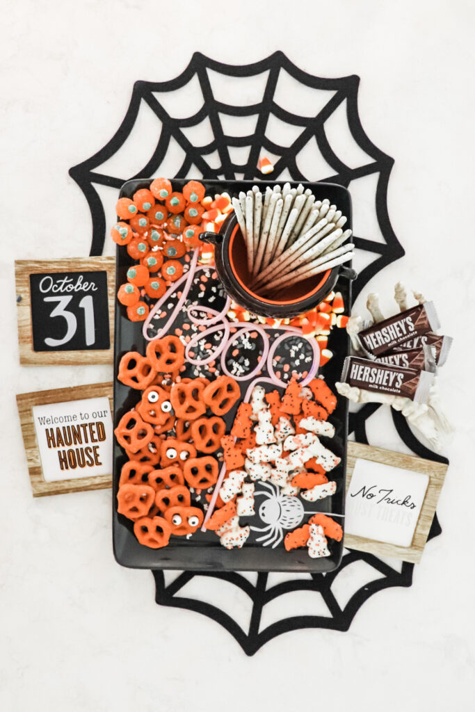 allergy friendly, Halloween grazing board, Halloween Party Grazing Food Table, candy charcuterie board, halloween candy charcuterie platter, charcuterie board, board birthday, board halloween, board, instagram reels mom blogger, easy halloween treats dessert